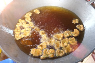 Yemek ve sokak yaşamı için kızgın yağda kızartılmış balık keki. Kapatın.