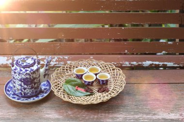 Çiğnenmiş betel fındığı, yeşil yaprak ve kırmızı kireç, Asya kültüründe sıcak çay tenceresi ve küçük bardaklar ile metin ve logo için kopyalama alanıdır.