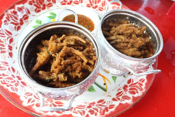 Kaki Ayam Rebus Dengan Sup Rempah Rempah Dalam Pot Perak — Stok Foto