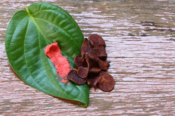 Çiğnenmiş Betel Fındığı Yeşil Yaprak Kırmızı Kireç Asya Kültürü Metin — Stok fotoğraf