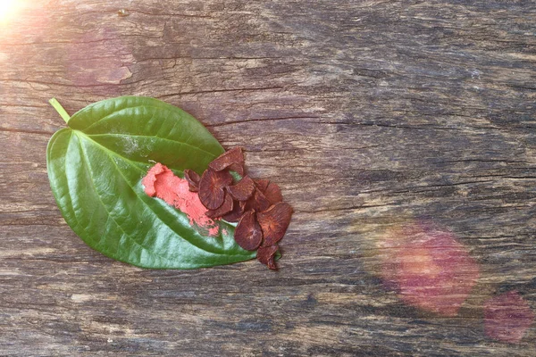 乾燥したビンロウの実と緑の葉と赤石灰を噛むことは アジアの文化であり テキストとロゴのためのスペースをコピーします — ストック写真