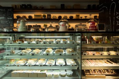 Buzdolabı pencerelerinde birçok güzel tasarım ve renkli pastane pastası özel durumlar için mevcut çeşitli Price ve vanilyalı çikolatalı doğum günü pastası, boş oda fotokopi alanı