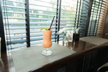 Sulu Tutku Meyve İçeceği Yüksek Bardakta, buzlu saman tübü ve müşteri için süsleme süsüsüsüyle, Taze Meyve Suyu Doğal Beslenme masası pencere kenarı için iyi bir diyet yapmak için