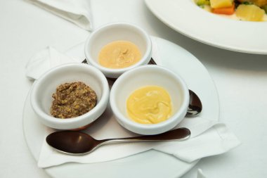 Salata kremalı fırın ekmeği ve soslu aperatif karışımı olan beyaz masa üzerine yemek kursu. Çiftler için özel bir akşam yemeği için çok lezzetli.