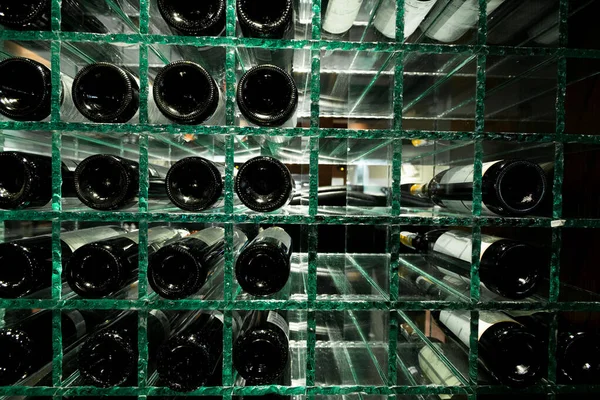 Cave Vin Moderne Avec Nombreuses Dizaines Bouteilles Marque Sur Étagère — Photo