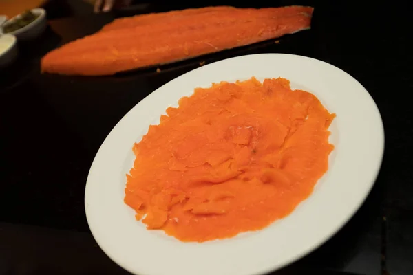 Tecrübeli Bir Aşçıyla Somon Balığını Dilimleyin Rosto Sashimi Suşi Izgara — Stok fotoğraf