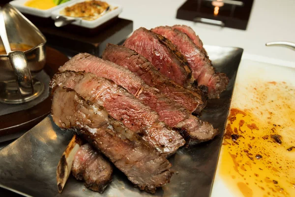 Trozo Grande Rebanada Cruda Jugosa Sangre Rojo Carne Parrilla Cena — Foto de Stock