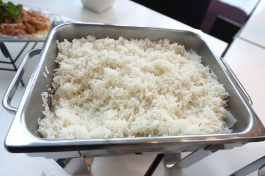 Yemek büfesi, buharda pilav beyazı ve açık büfedeki birçok Tayland baharatlı yemek tabağı için servis sundu. Yemek, grup toplantısı, öğle yemeği ve akşam yemeği için konferans, seçici odaklanma.