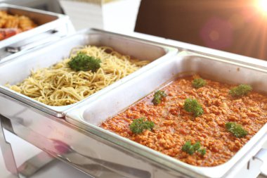 Yemek büfesi, Ev Yapımı Spagetti Sosu için masada sunuldu - Tırmıktan Daha İyi Tadı, ve Yemek Büfesi Yemek, Grup toplantısı, öğle yemeği ve akşam yemeği için konferans, seçici odaklanma