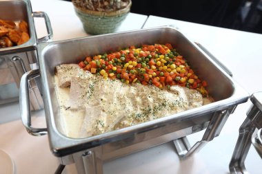 Yemek büfesi, ünlü kızarmış fırında tavuk ve sebze malzemesi için masada servis edildi. Yemek büfesi hazır, grup toplantısı, öğle yemeği ve akşam yemeği için konferans, seçici odaklanma.