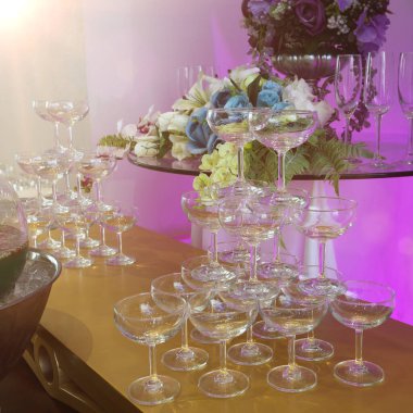 Boş kokteyl, meyve suyu, meyve suyu ve şampanya piramidi. Partide içecekler, toplantı, iş, seminer, düğün, otel ve çiçek buketi ve buzlu meyve kokteyli.