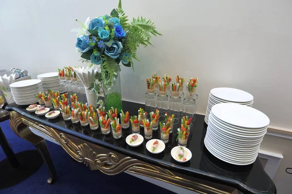 Gyönyörűen Felszolgált Snack Gyümölcs Sajt Zöldség Saláta Esküvői Koktélon Találkozó — Stock Fotó