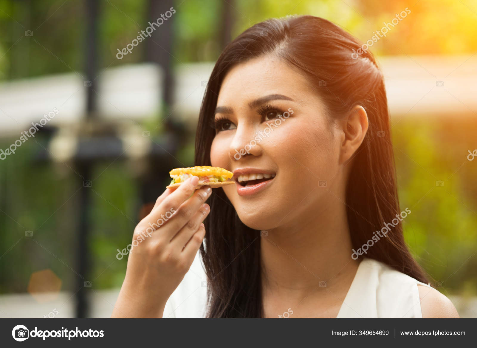 Schone Asiatische Junge Frau Weisses Kurzes Kleid Nehmen Kleines Stuck Stockfotografie Lizenzfreie Fotos C Jadethaicatwalk 349654690 Depositphotos