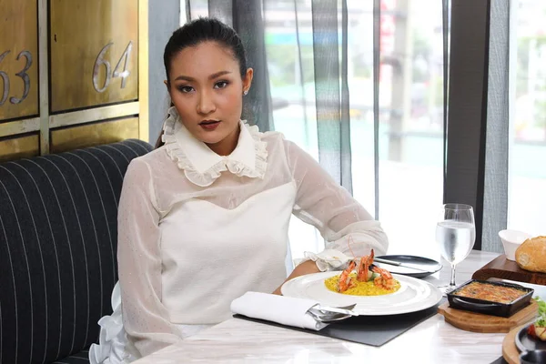 Beautiful Woman Luxury Restuarant Expensive Food Sylish Lunch Risotto Saffron — стокове фото