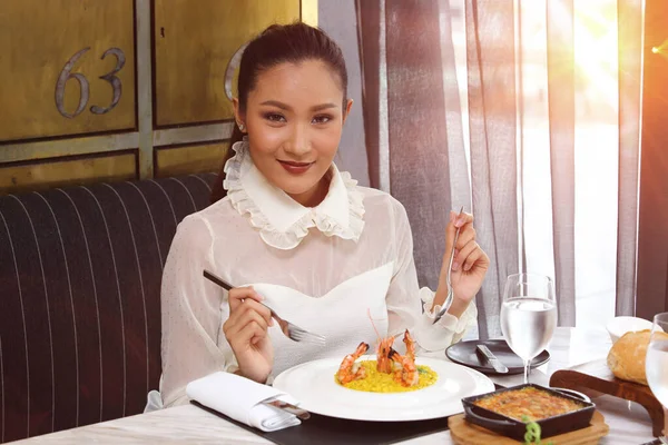 Beautiful Woman Luxury Restuarant Expensive Food Sylish Lunch Risotto Saffron — стокове фото