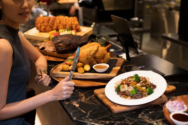 Mujer Asiática Trabajadora Pelo Negro Almorzando Pavo Entero Pollo Cena — Foto de Stock