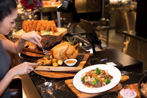 Mujer Asiática Trabajadora Pelo Negro Almorzando Pavo Entero Pollo Cena — Foto de Stock