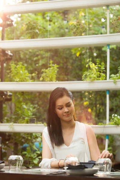 Schöne Asiatische Junge Frau Weißes Kurzes Kleid Sitzen Kräutergarten Restaurant — Stockfoto