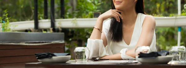Hermosa Mujer Joven Asiática Vestido Corto Blanco Sentarse Restaurante Herb — Foto de Stock