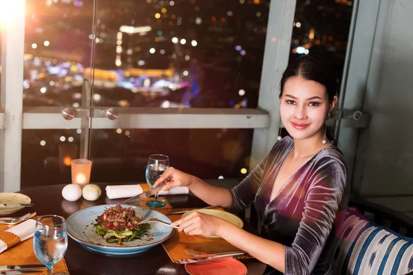 Asijská Krásná Žena Mají Večeři Luxusní Střeše Top Restaurace Tajným — Stock fotografie