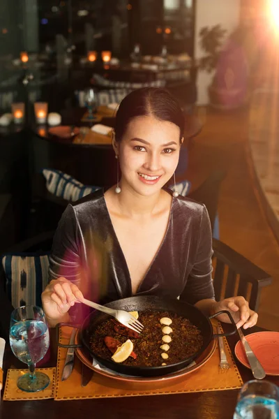 Азійська Красива Жінка Має Обід Розкішному Топ Ресторані Секретним Рецептом — стокове фото