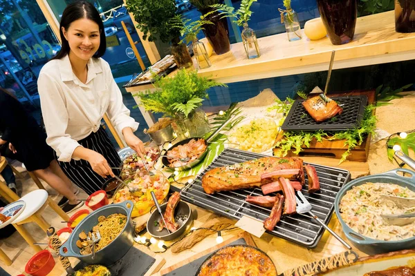 Bella Donna Adulta Che Lavora Stand Taste Mix Varie Bistecca — Foto Stock