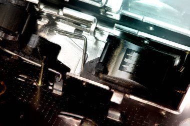 İçerideki sağlam kasetçalar, klasik müzik tarzı, baş okuyucu ve makro yığın fotoğrafçılığı ekipmanları.