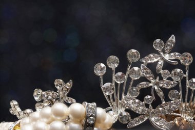 Yüksek Değerli Mücevher Taşı aksesuarları, Altın, Elmas, Yakut bilezik, kolye. Stüdyo ışıkları siyah bokeh arkaplan, HDR istifleme makro fotoğraf