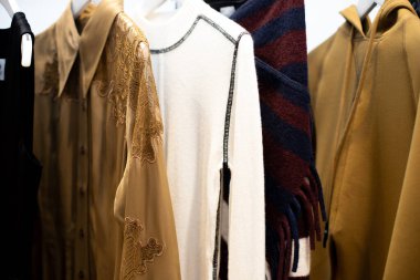 Perakende mağazasında moda tasarım kıyafetleri, yeni koleksiyon kış, gündelik kıyafet, bahar aylarında stilist hizmetlerle vitrinlere satış, uzay metin logosu kopyalama