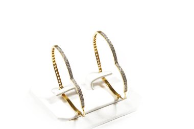 Yüksek Değerli Taş Aksesuarlar, Altın, Elmas, küpeler kalp şeklinde. Stüdyo beyaz arkaplan aydınlatma, HDR makro fotoğraf istifleme izole yakın