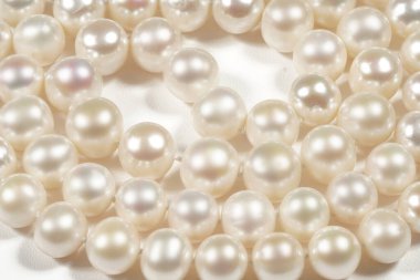 Yüksek Değerli Mücevher Taşı aksesuarları, İnci, kolye, destek. Stüdyo beyaz arkaplan aydınlatma, HDR makro fotoğraf istifleme