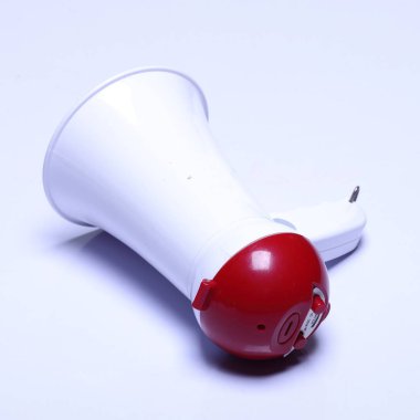 Megafon hoparlörü, beyaz kırmızı renk, logo yok, stüdyo ışıkları beyaz arka plan izole