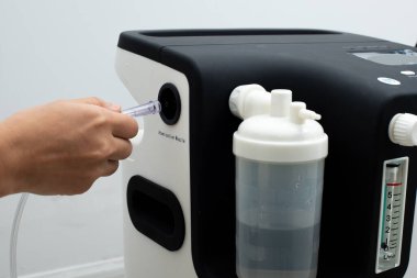 Solunum bozuklukları olan hastalara gaz vermek için Tıbbi Aygıt Taşınabilir Oksijen silindiri, Oksijen yoğunlaştırıcı ölçüm litre saf su dakikası maksimum seviye, beyaz arkaplan