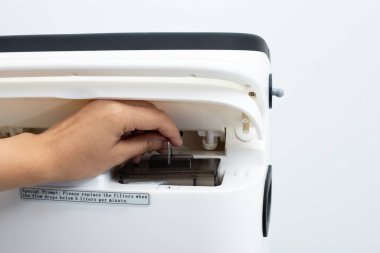 Solunum bozuklukları olan hastalara gaz vermek için tıbbi cihaz bireysel taşınabilir oksijen silindiri, makinenin el değiştirme filtresi