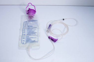 Pompa tıbbi cihaz rengi tüpe sıvı besin takviyesi için ilave ediliyor. Enteral besleme sıvısı seti torbası sadece tek kullanımlık klemp ile.