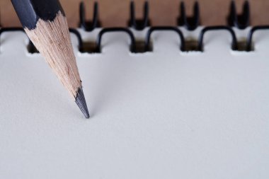 Siyah ham kalem, Ofis Kırtasiyesi, ahşap masa üzerinde geri dönüşüm kağıdı ile defter kapağı, metin makro arkaplanı için kopyalama alanı