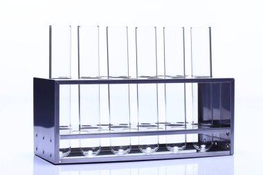 Paslanmaz Çelik Stantta Cam Tüplü Boş Laboratuvar Grubu, stüdyo beyaz arka plan aydınlatma izole fotokopi alanı, yakın çekim