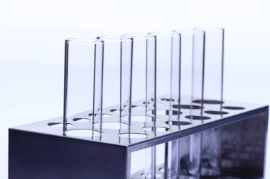 Paslanmaz Çelik Stantta Cam Tüplü Boş Laboratuvar Grubu, stüdyo beyaz arka plan aydınlatma izole fotokopi alanı, yakın çekim