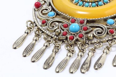 Tipik Afrika Kabilesi Kolyesi Sarı Değerli Taş ve Gümüş, metin için kopyalama alanı, izole edilmiş beyaz arkaplan