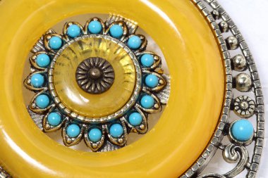 Tipik Afrika Kabilesi Kolyesi Sarı Değerli Taş ve Gümüş, metin için kopyalama alanı, izole edilmiş beyaz arkaplan