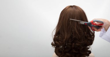 Rattan Head Manken standında yapay sahte saç peruğu, beyaz gri üzerinde izole edilmiş stüdyo aydınlatma saç fotokopi alanı metin logosu, kahverengi kıvrım düz üst, profesyonel makas kesimi