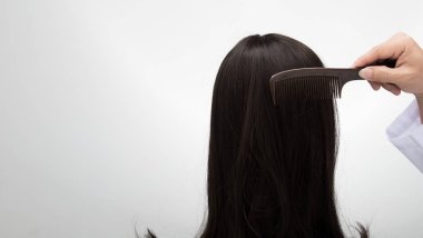 Rattan Head Manken standında yapay sahte saç peruğu, beyaz gri üzerinde izole edilmiş stüdyo aydınlatma saç fotokopi alanı metin logosu, siyah kıvrım düz üst, profesyonel tarak pürüzsüz