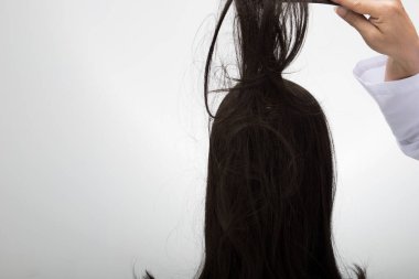 Rattan Head Manken standında yapay sahte saç peruğu, beyaz gri üzerinde izole edilmiş stüdyo aydınlatma saç fotokopi alanı metin logosu, siyah kıvrım düz üst, profesyonel tarak pürüzsüz