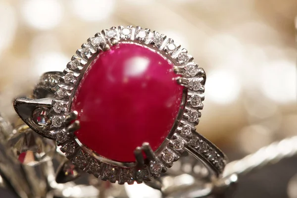 Υψηλής Αξίας Gems Stone Αξεσουάρ Χρυσό Διαμάντι Ruby Δαχτυλίδι Στη — Φωτογραφία Αρχείου