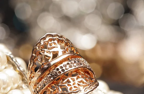 Nagy Értékű Drágakő Tartozékok Arany Gyémánt Ruby Gyűrű Tartón Stúdió — Stock Fotó