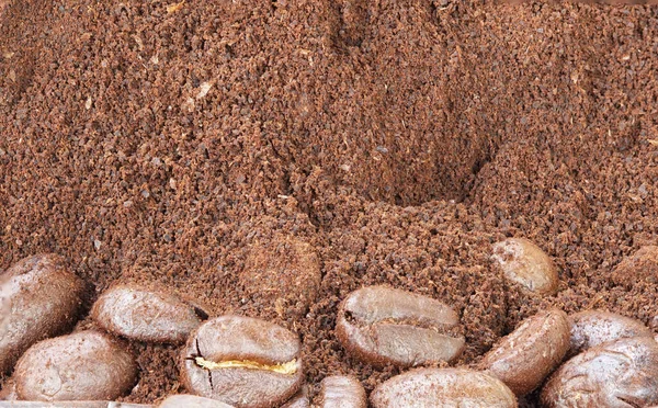 Granos Café Tostados Granel Polvo Marrón Oscuro Iluminación Ventanas Naturales — Foto de Stock