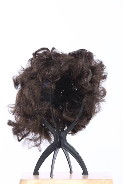 Kıvırcık Kahverengi Siyah Saçlı Peruk Baş Tutucu Nun Üzerinde Ahşap — Stok fotoğraf