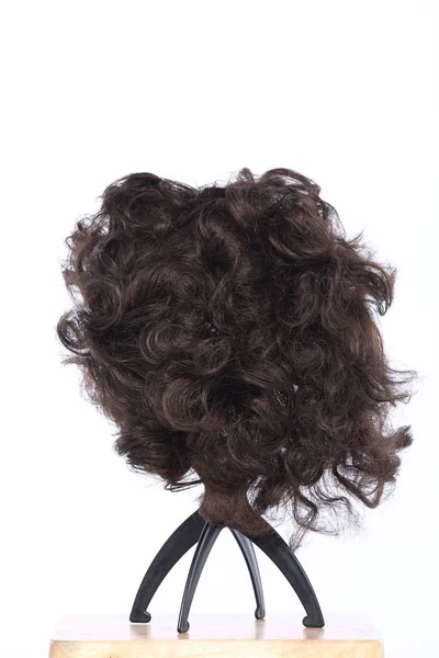 Curl Σκούρο Καφέ Και Μαύρο Περούκα Μαλλιών Στο Κεφάλι Holder — Φωτογραφία Αρχείου