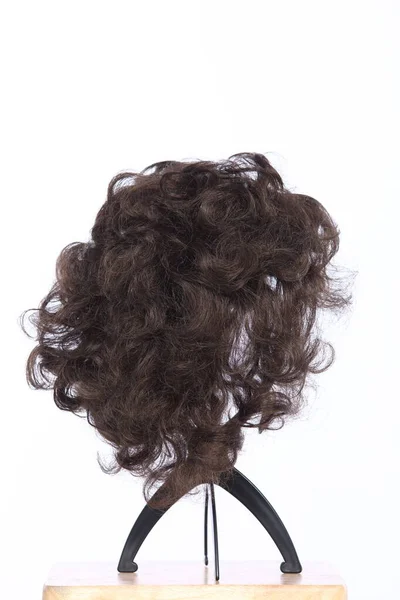 Boucle Brun Foncé Noir Perruque Cheveux Sur Support Tête Stand — Photo