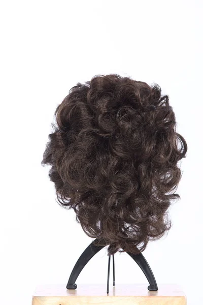 Boucle Brun Foncé Noir Perruque Cheveux Sur Support Tête Stand — Photo